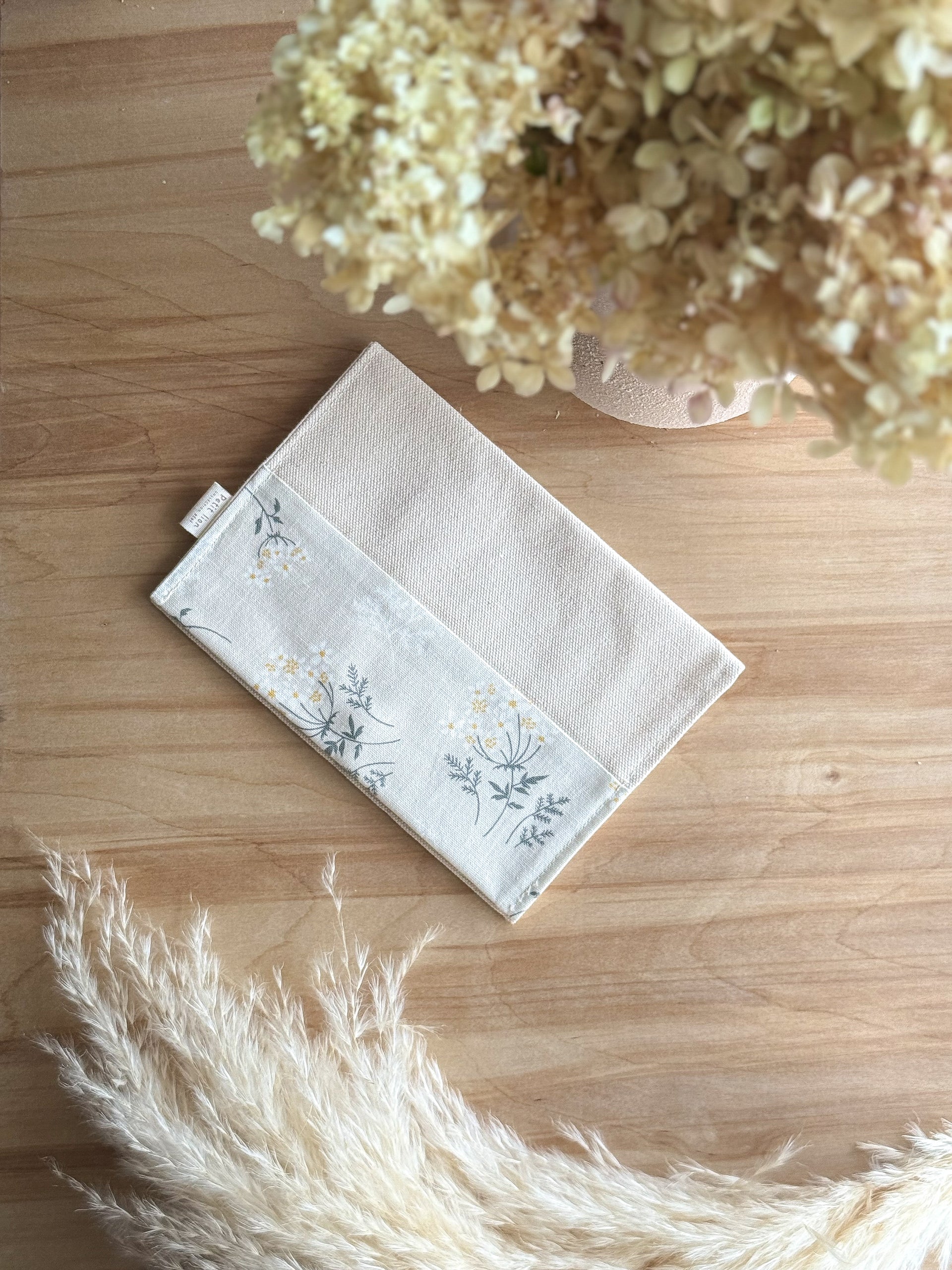Protège carnet de vaccination –  Fleurs Blanches